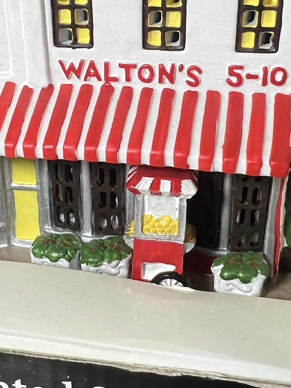 Walton’s 5 & 10 Lighted Summertime Miniature Porcelain Store Special Edit. F0324