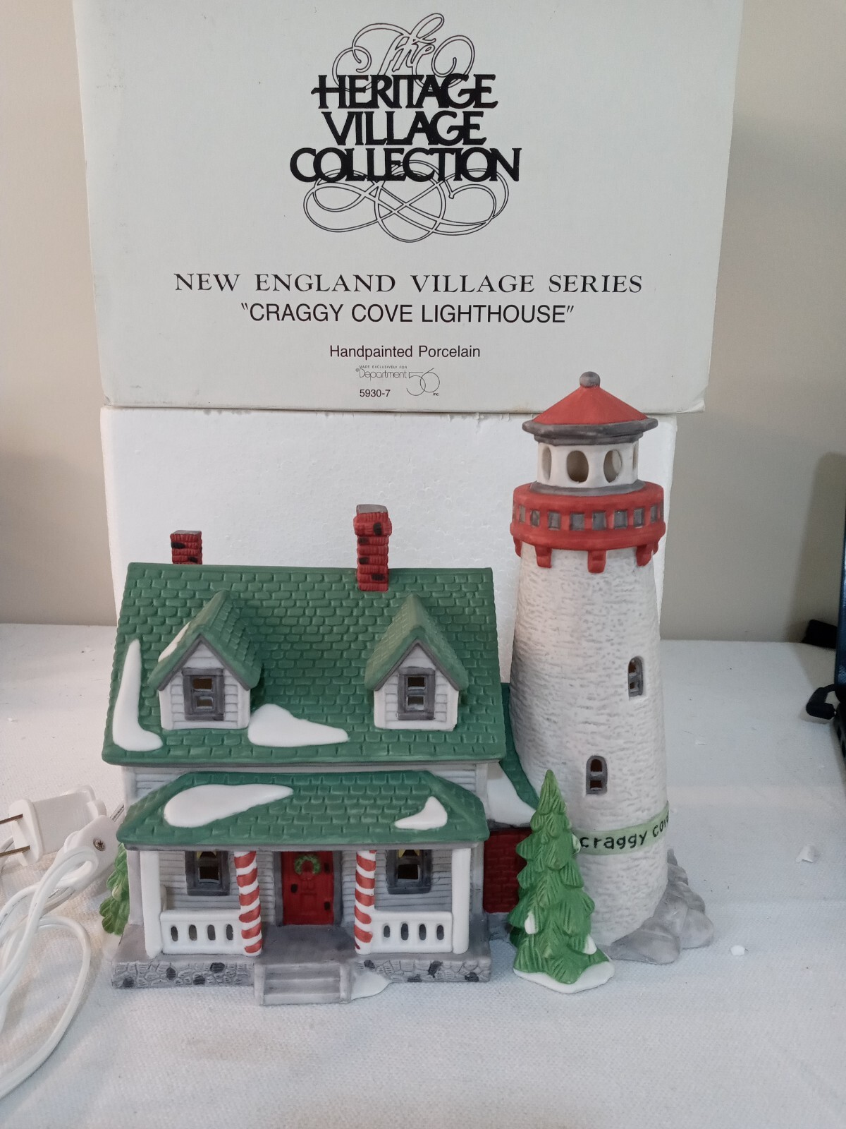 Dept 56 5930-7 Craggy Cove Lighthouse LN/Box
