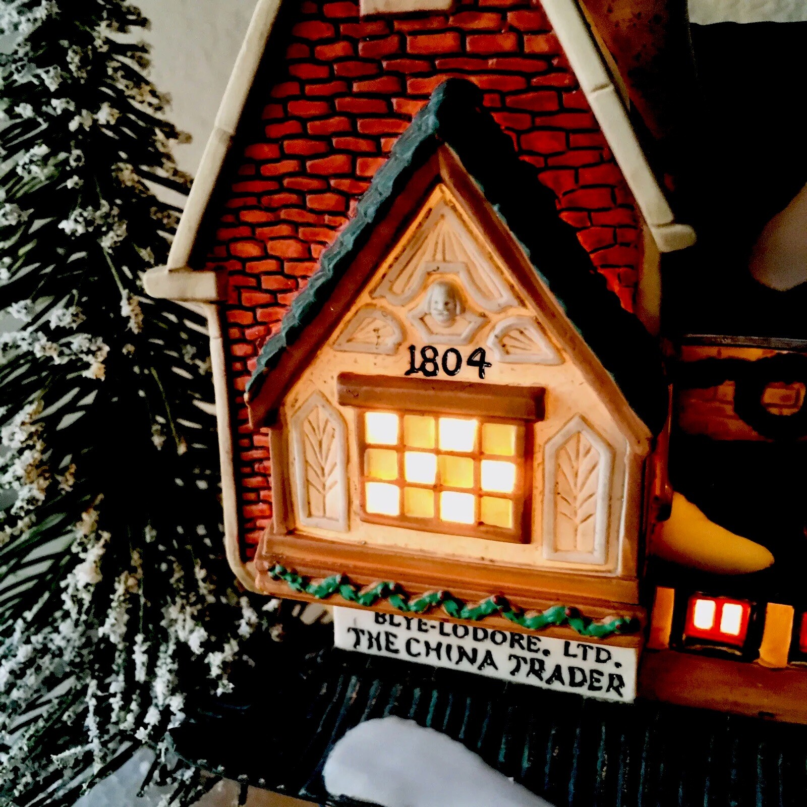 Dept 56 THE CHINA TRADER Dickens Christmas Village Building w/ Halfpenny Showman