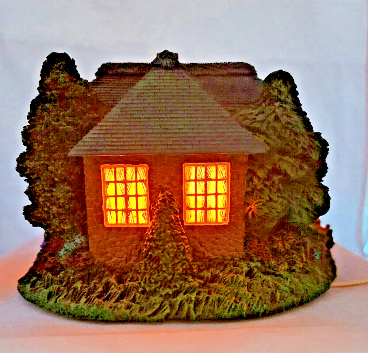 Vtg Thomas Kinkade Hawthorne Village Lamplight Village “Tailor Shop” 2002
