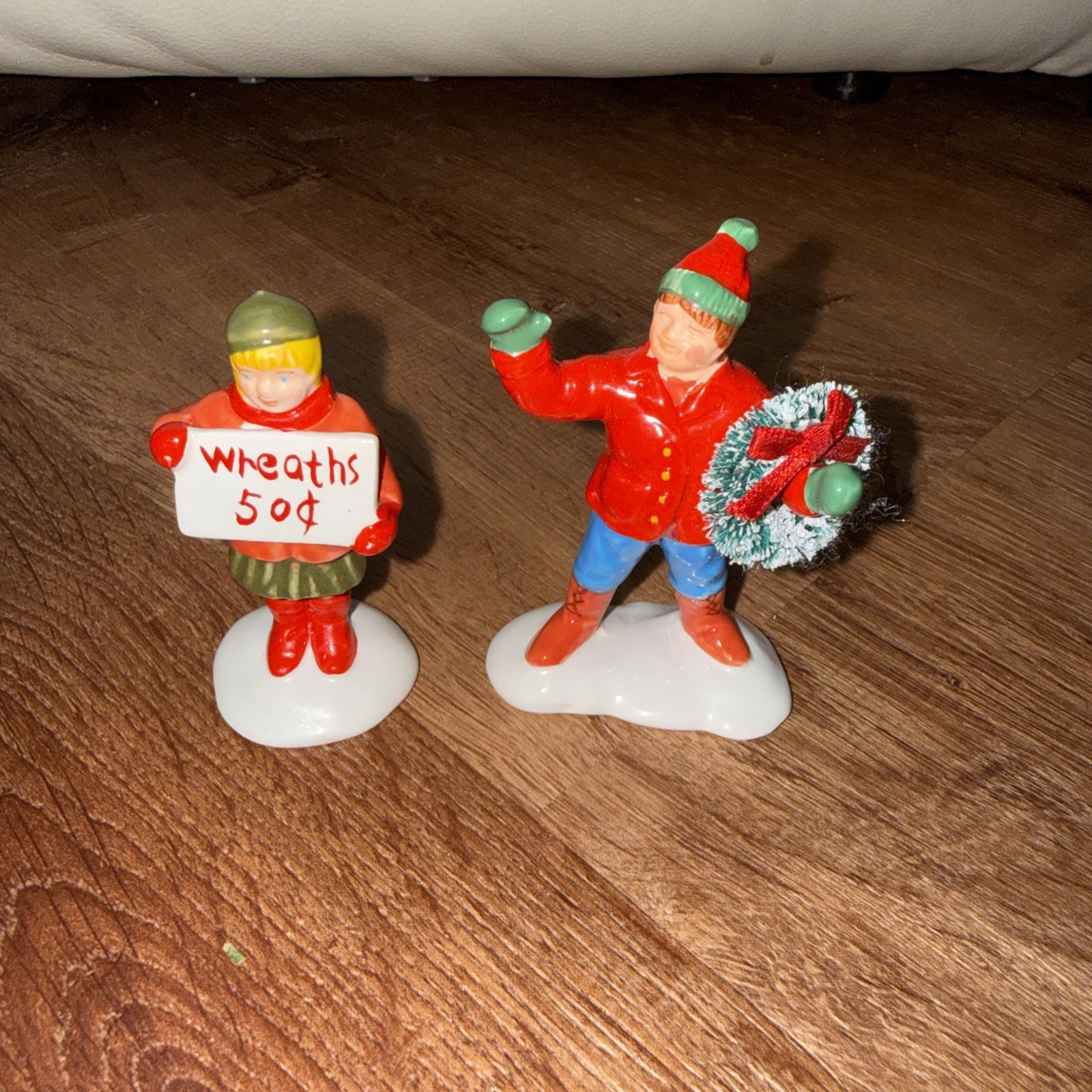 Department 56 Set Of 2 Figures Wreath Themed -used -good Condition