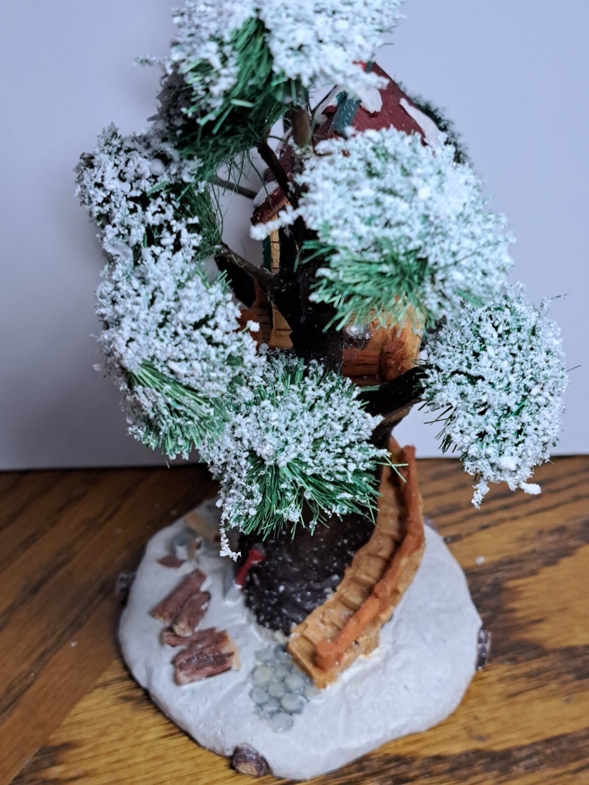 VILLAGE TREE HOUSE WINTER VALLEY 7” H