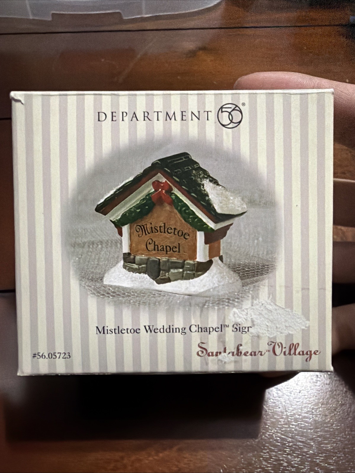 Dept 56 SantaBear Village Accessory Mistletoe Wedding Chapel Sign 2000 #56.05723