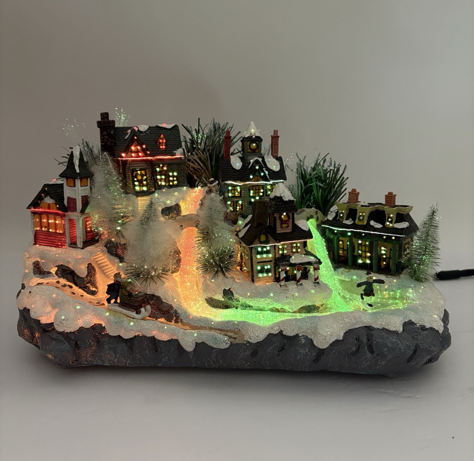 VTG AVON CHRISTMAS Fiber Optic Village Town Ice Skating Sledding Light up 2003