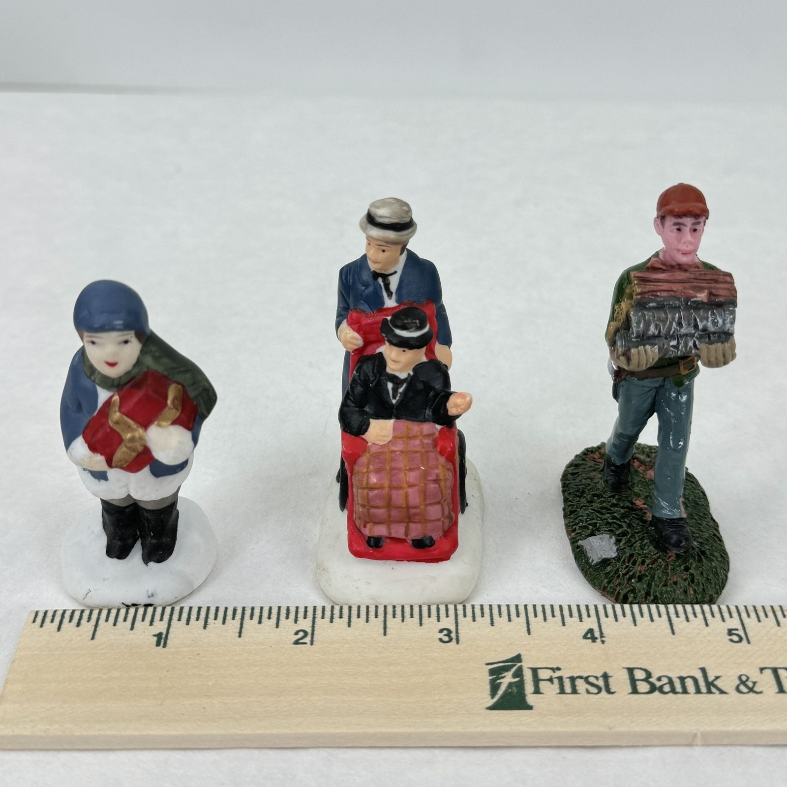 Vtg Christmas Village Accessories 3 Miniature Figurines 2 White Picket Fence
