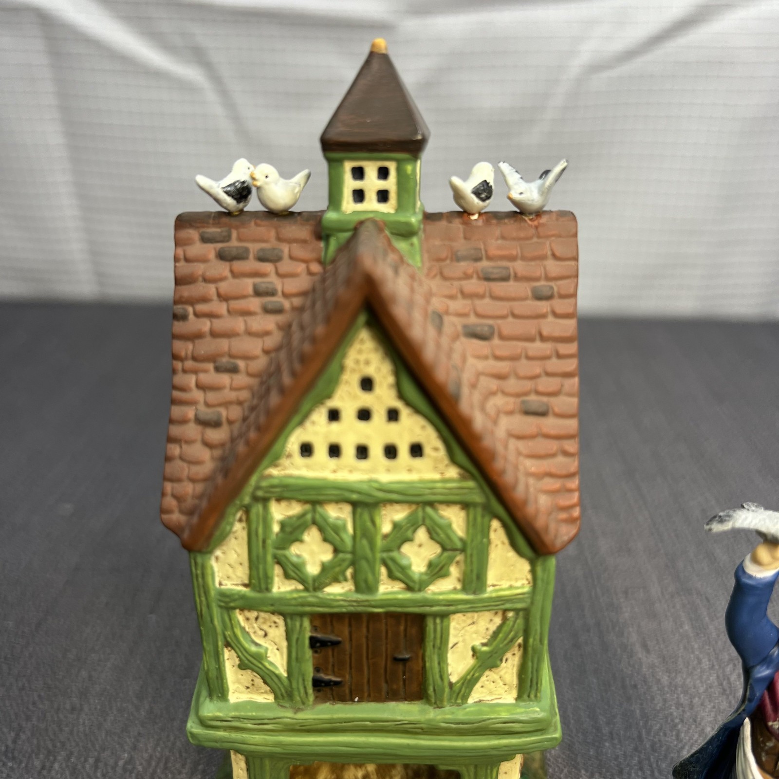Vtg 2000 Dept 56 HVC Dickens Village Series Hedgerow Dovecote Accessory #58524
