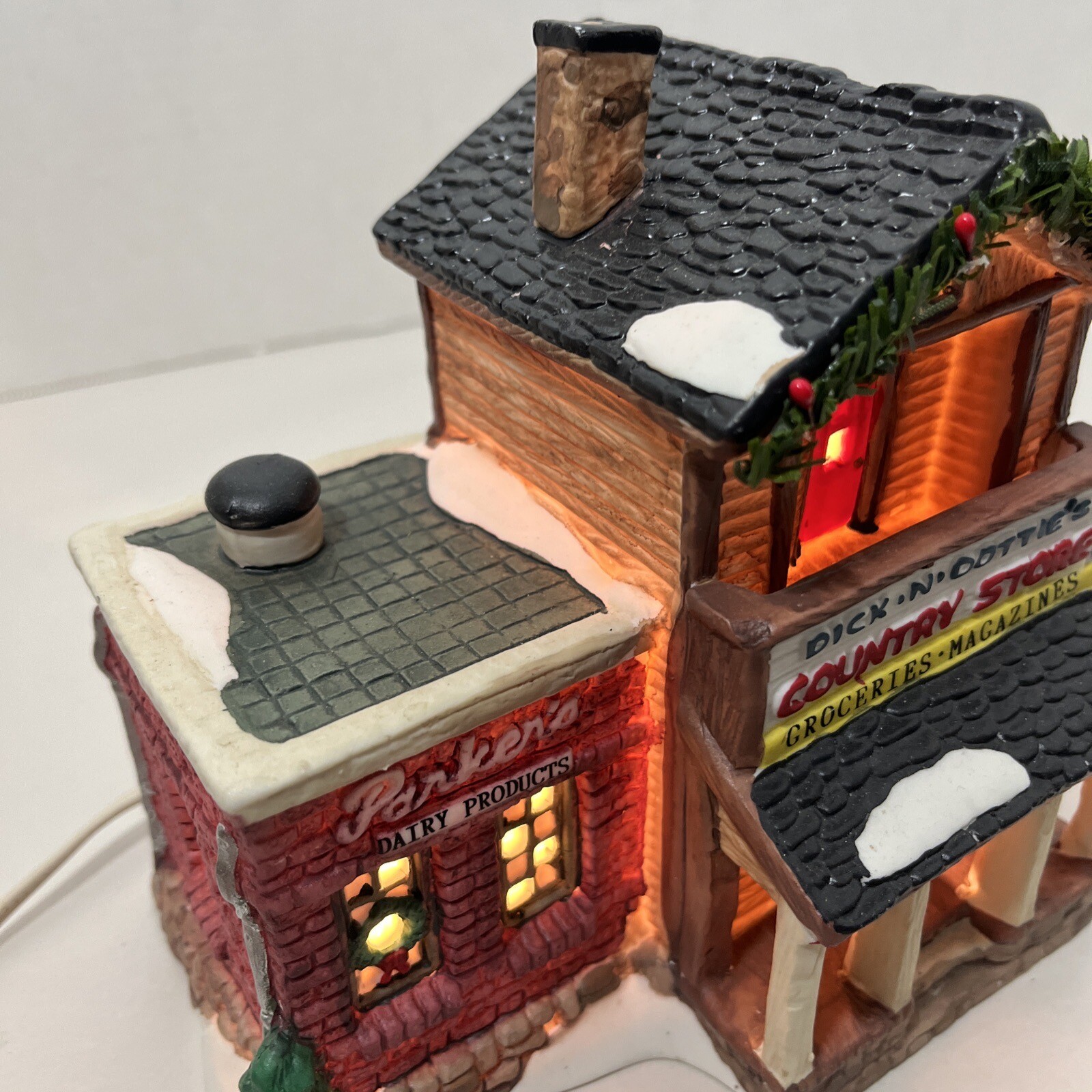 1995 Seasonal Specialties Dick&Dottie’s Country Store Village Illuminated 6×6 In