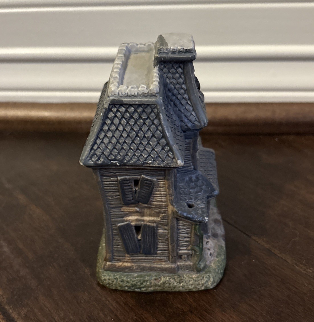 Small Ceramic 4.5″ Haunted House Figurine Could Light Up But Needs Cord/Bulb