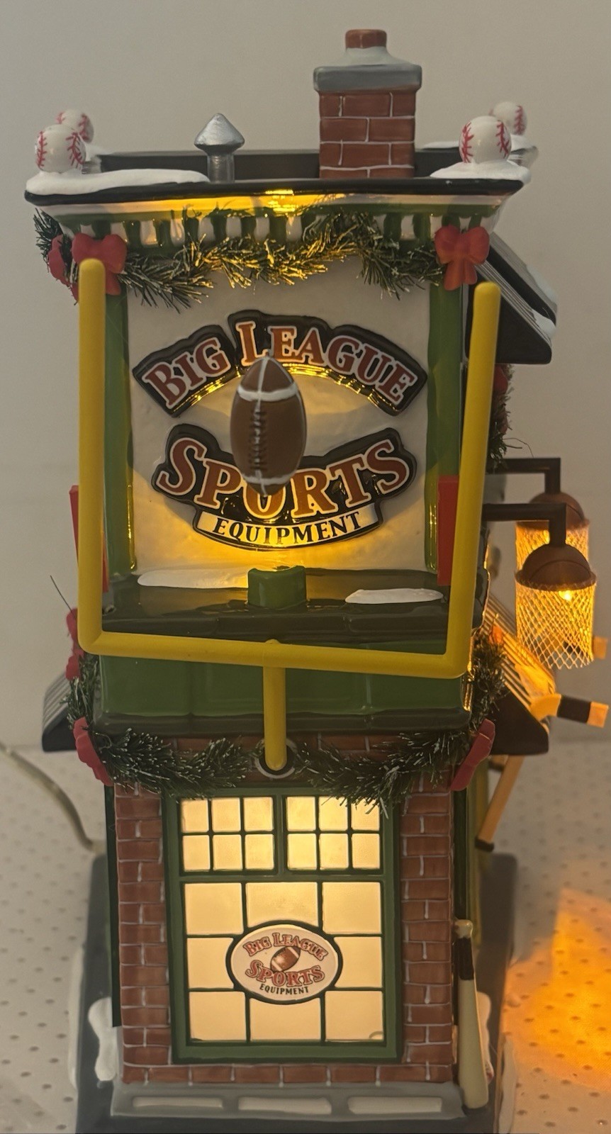 Dept 56 Original Snow Village Store BIG LEAGUE SPORTS 2006 Lighted 56.55604 Ret