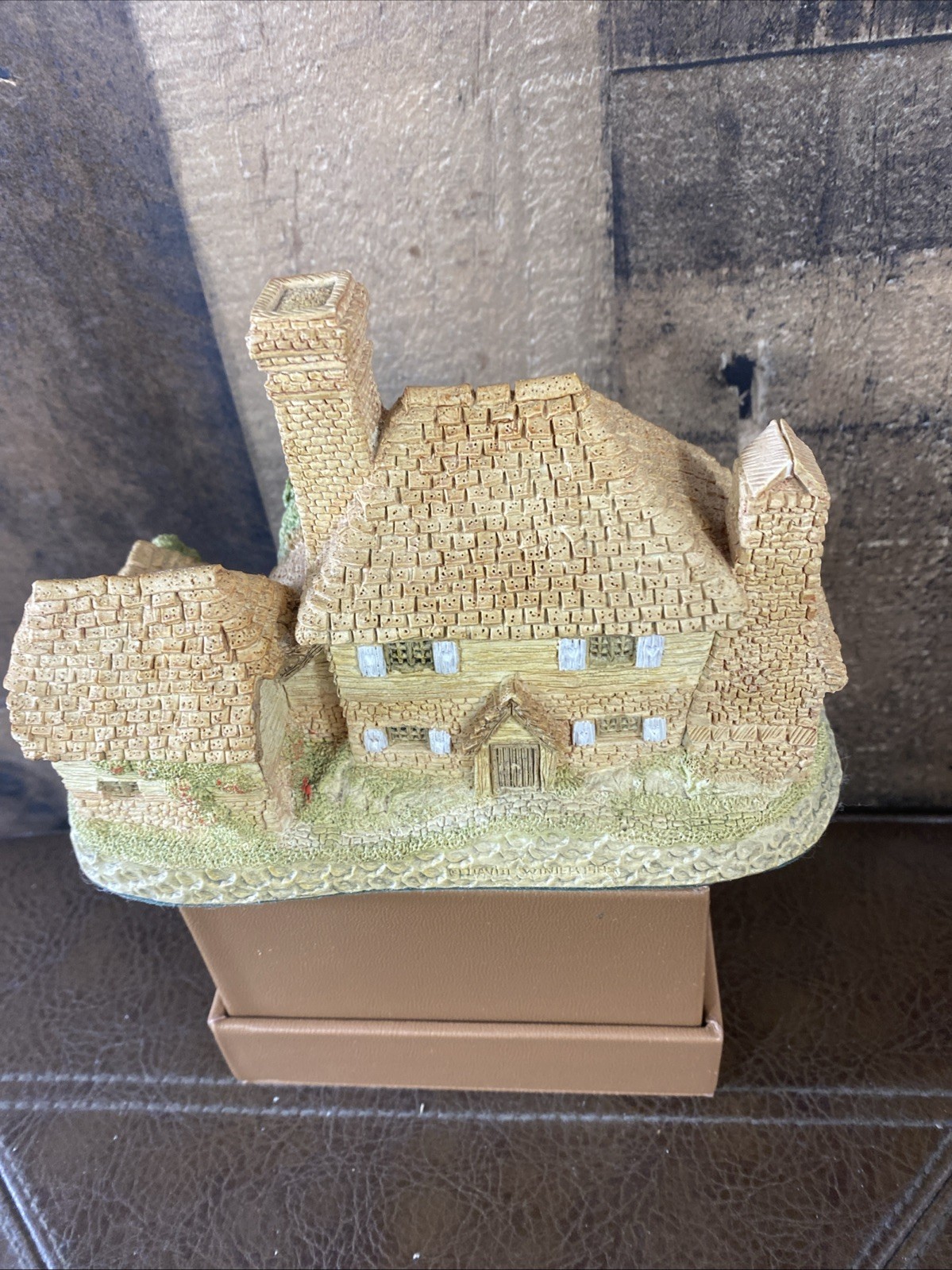Vintage David Winter Kent Cottage 1985 – Hand Painted Retired Figurine – UK