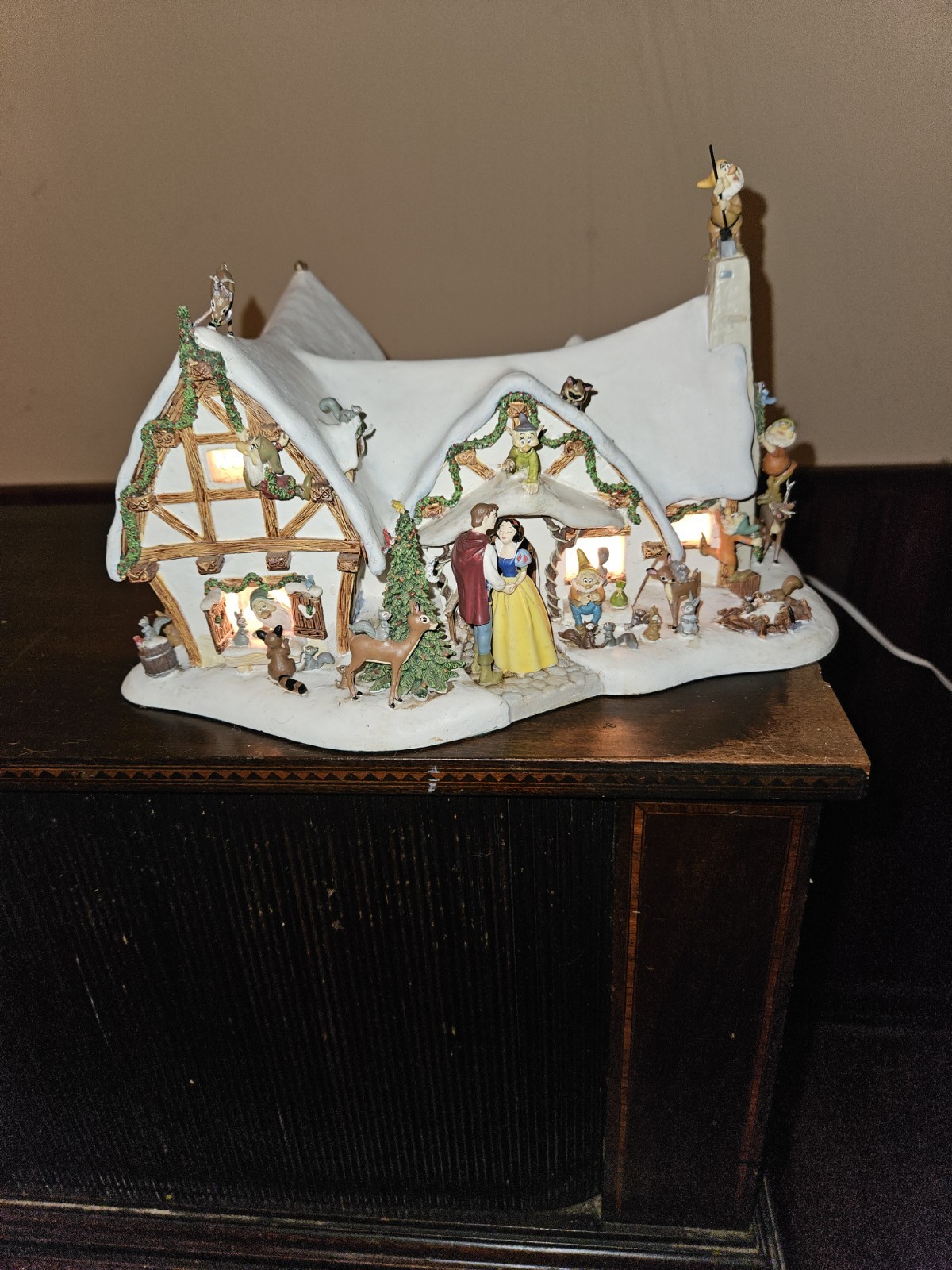 Vintage 1992 disney snow white & the 7 dwarfs Christmas cottage