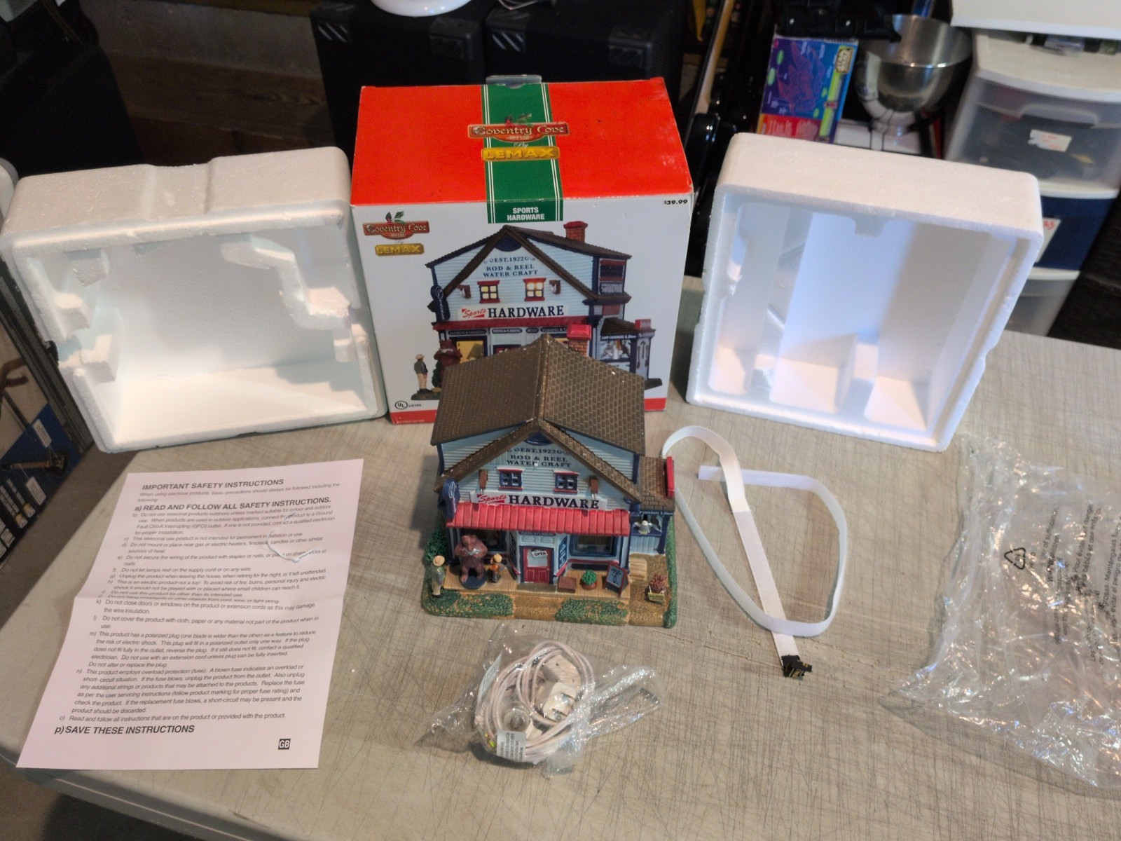 Lemax 55013 “Sports Hardware” Coventry Cove 2015 Lighted Building RARE