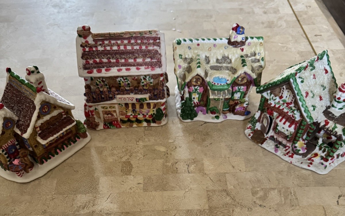 Gingerbread Frost Lane Vintage 2005 Lot Of 4 Christmas Village Gingerbread House