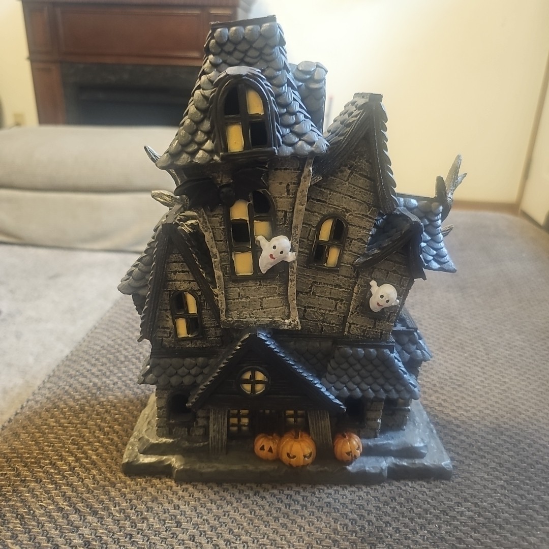 Halloween Victorian 10×8″ resin Haunted light up house in gray and black Works!