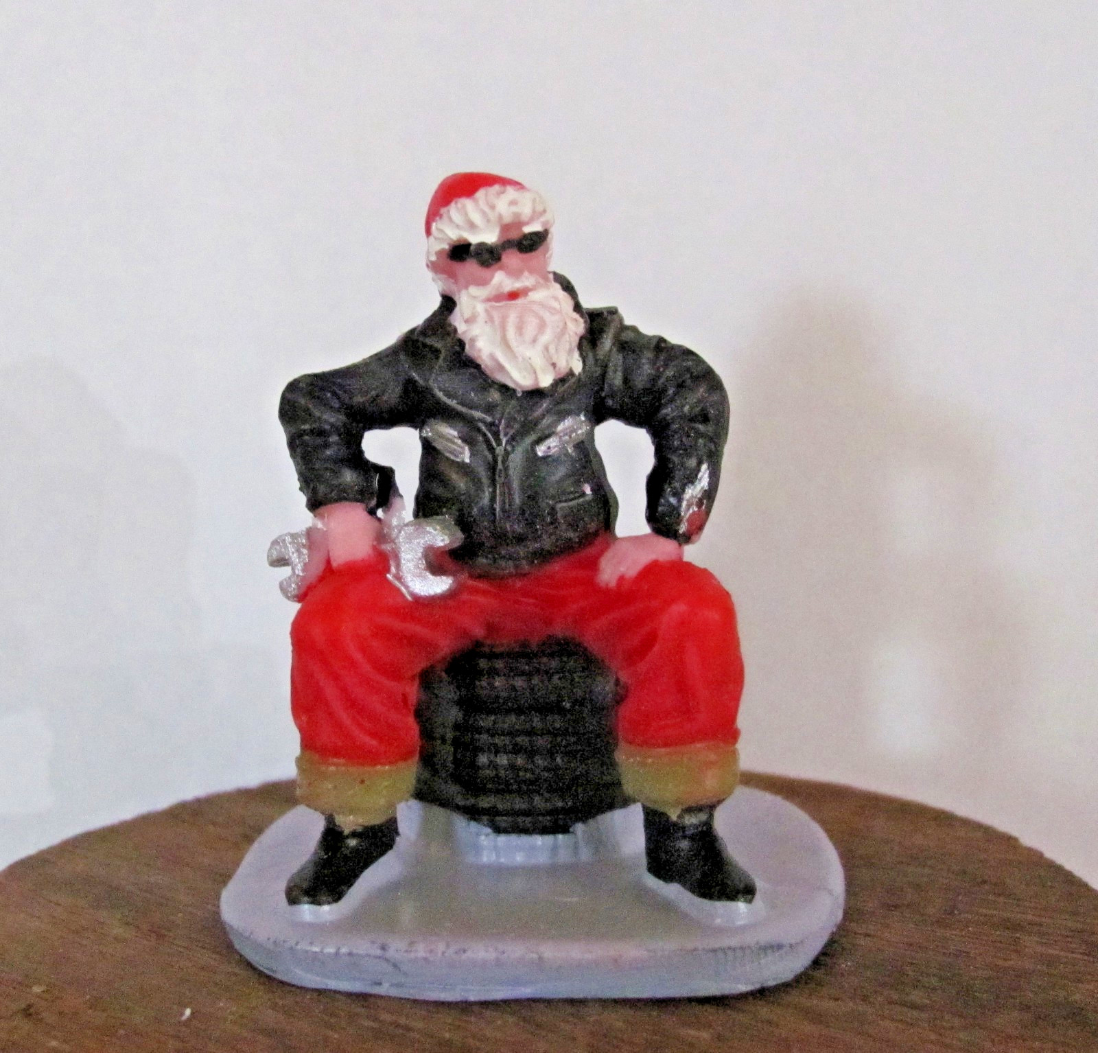 Lemax Villages General Products Figurine – Cool Santa #22139