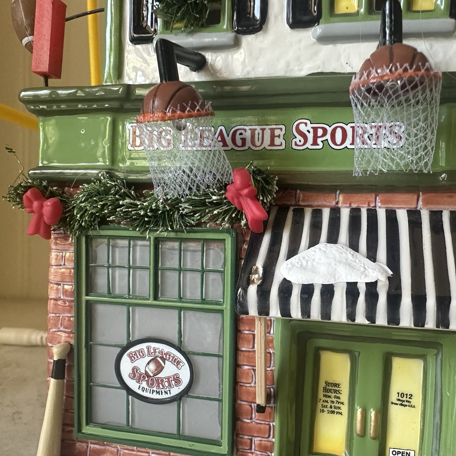 Dept 56 Snow Village Big League Sports Store #55604 READ 2006 Christmas W Light