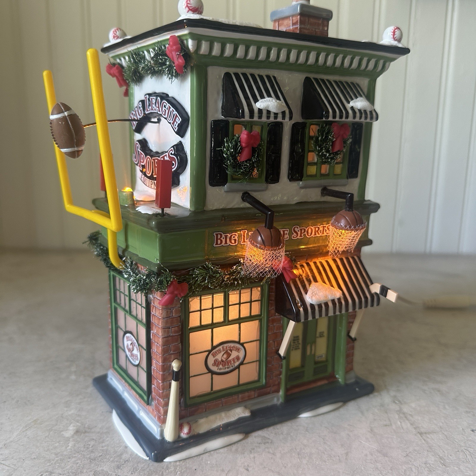 Dept 56 Snow Village Big League Sports Store #55604 READ 2006 Christmas W Light