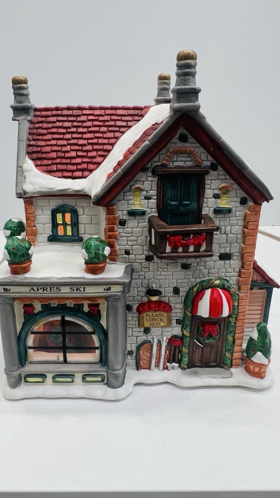 Christmas Delights “Apres Ski Lodge” Porcelain Lighted House Excellent !