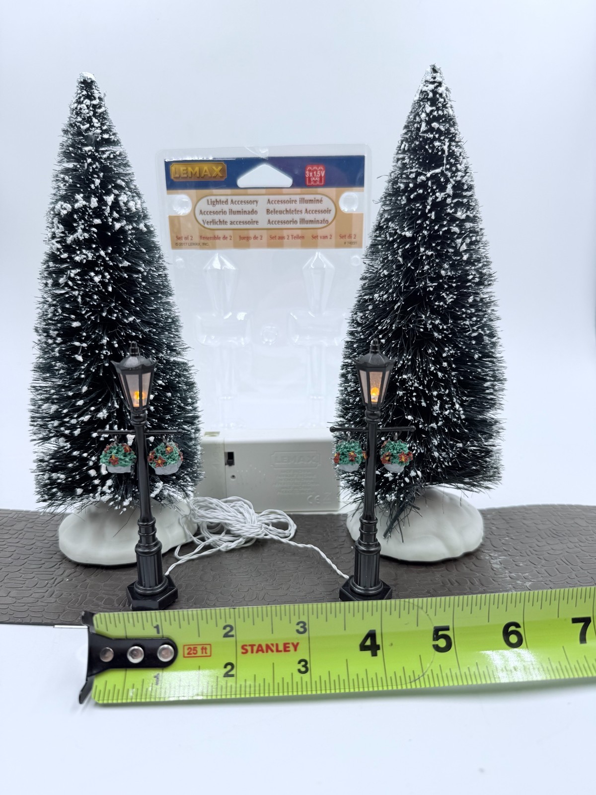 Lemax Old English Lamp Post #74231 Flower Baskets Details Christmas Village #3