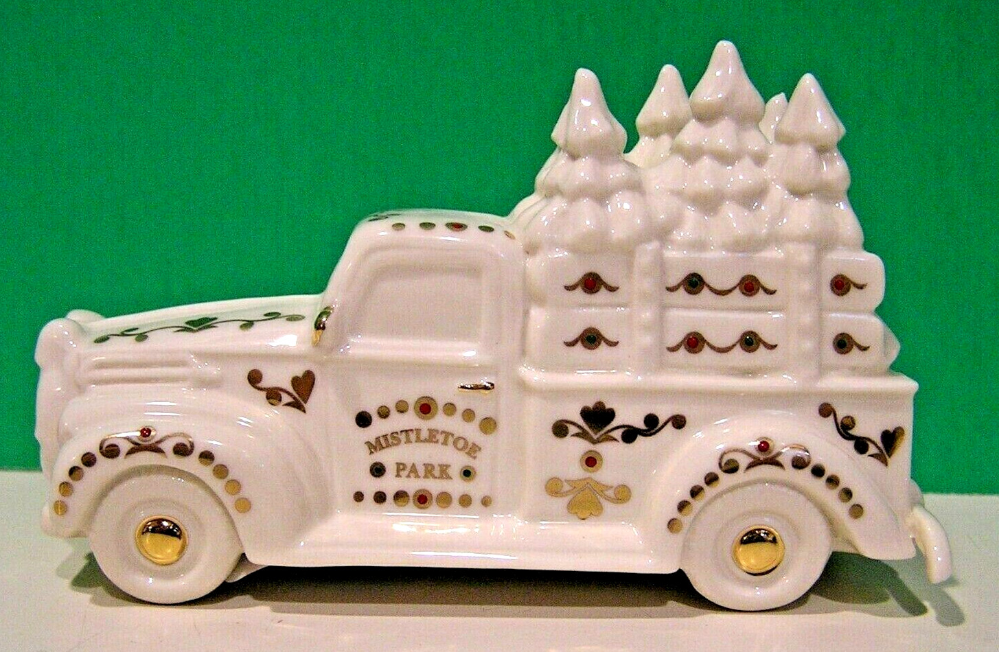 LENOX MISTLETOE PARK Farm TRUCK with Christmas TREES Village series NEW in BOX