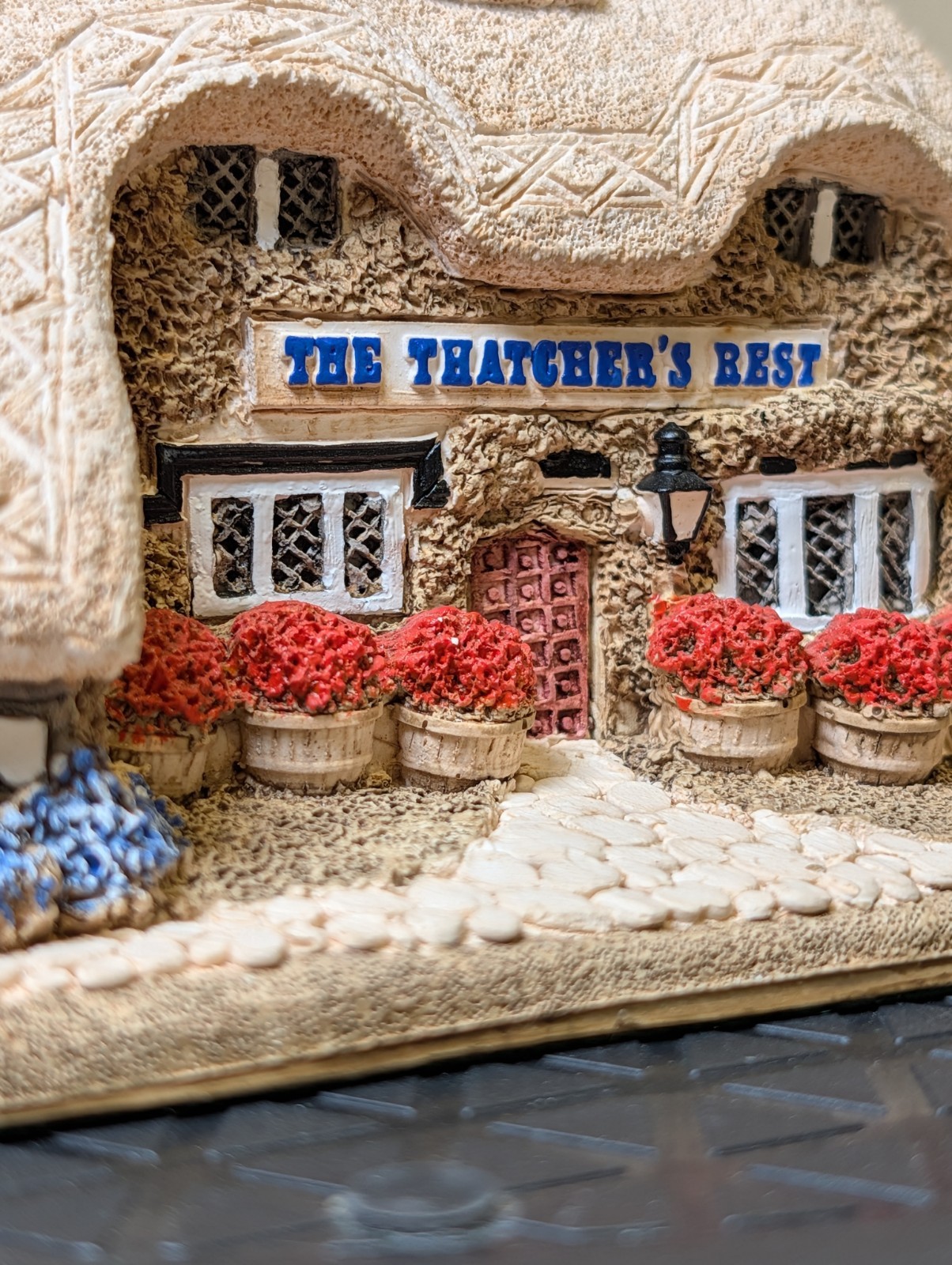 Lilliput Lane “Thatcher’s Rest”, 1983, Signed By Master Painter Gayle Greer