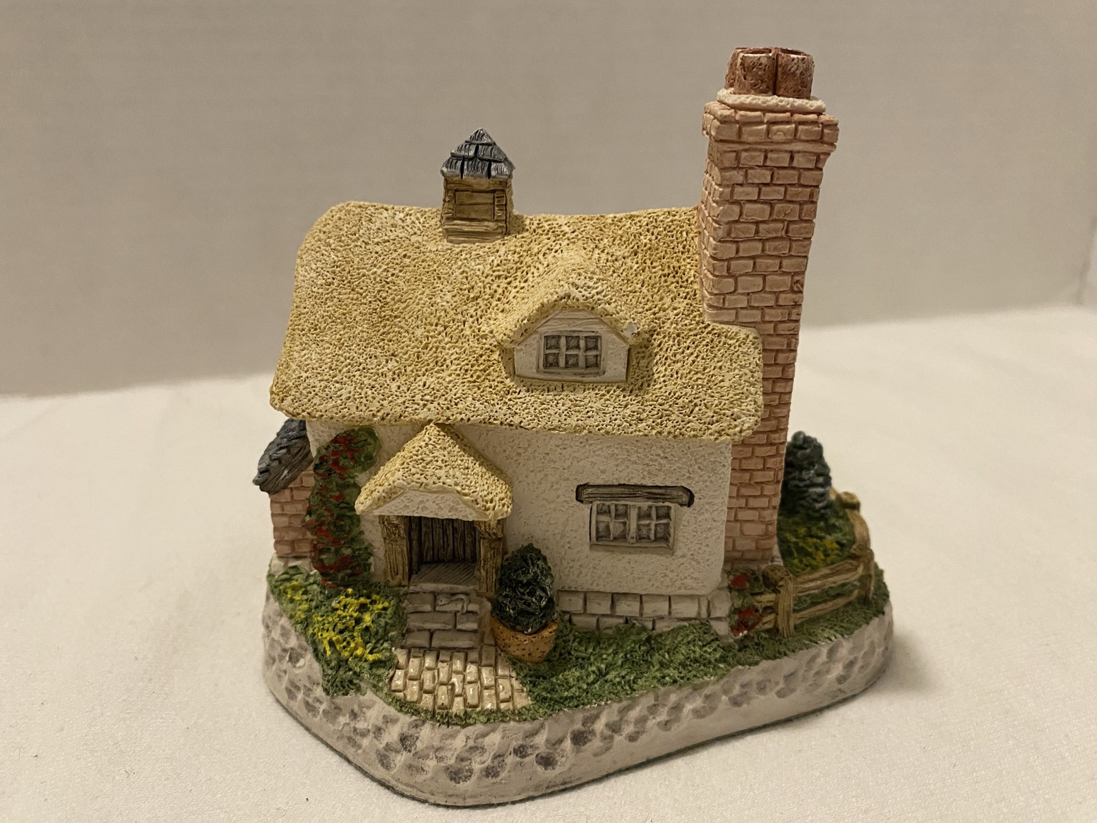 David Winter Buttercup Cottage Hand Painted Ceramic Miniature House 1995