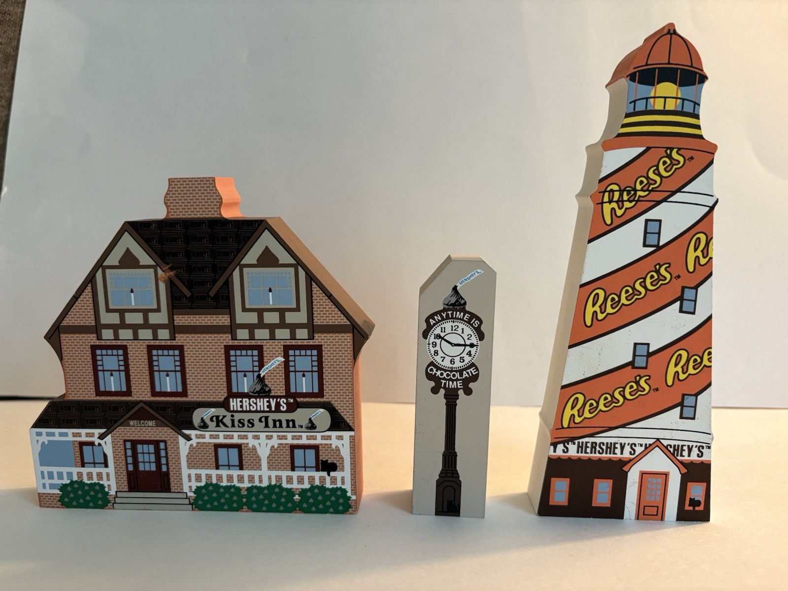 3 Cats Meow HERSHEY’S CHOCOLATE Kiss Inn/ Reese’s Lighthouse/Clock Shelf Sitters