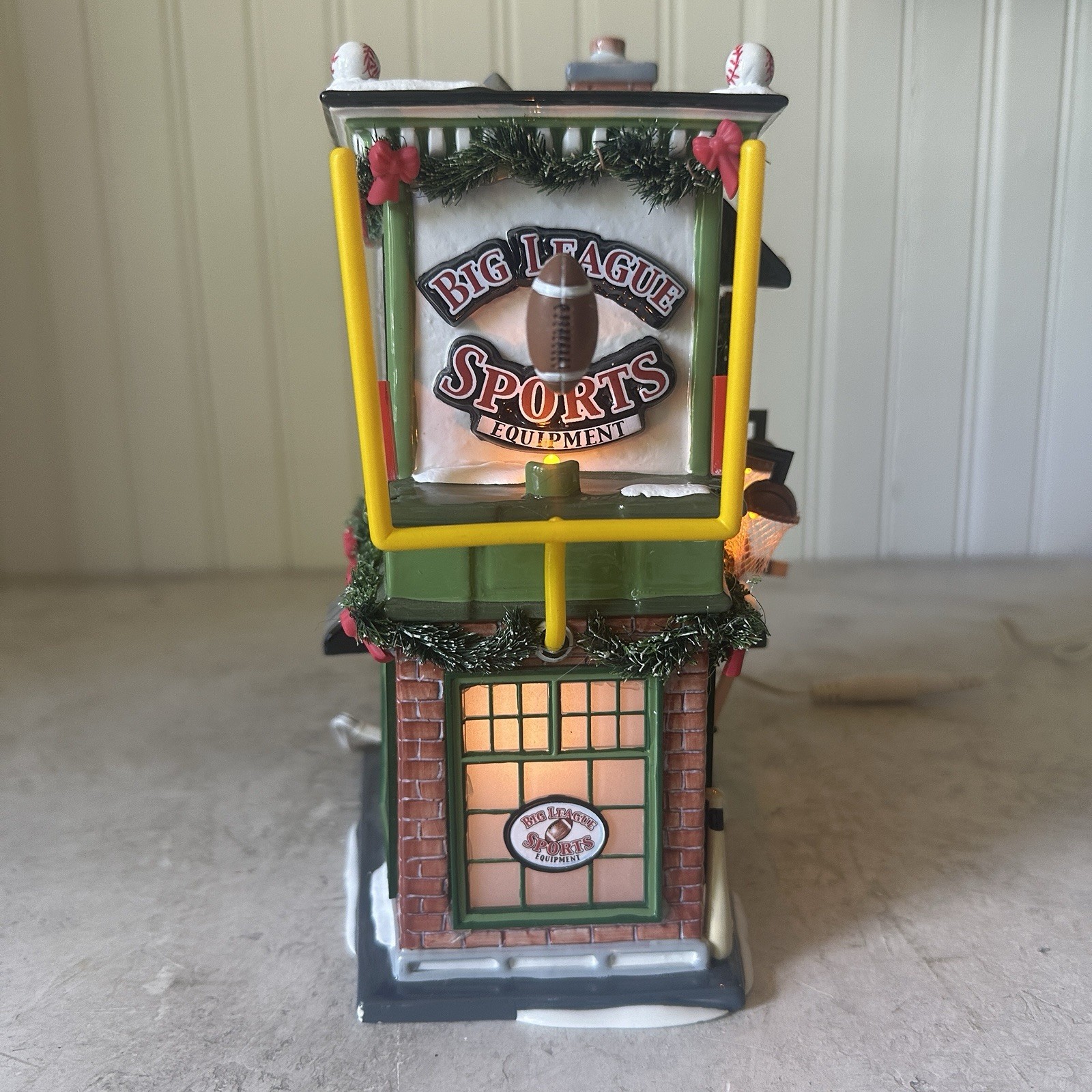 Dept 56 Snow Village Big League Sports Store #55604 READ 2006 Christmas W Light