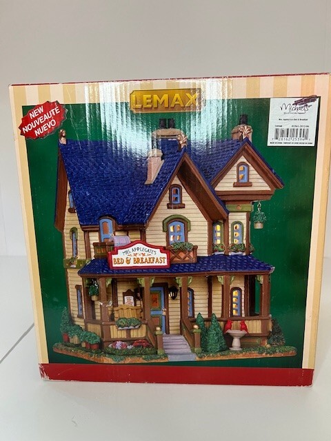 LEMAX Lighted House “Mrs Applegates Bed & Breakfast” NIB