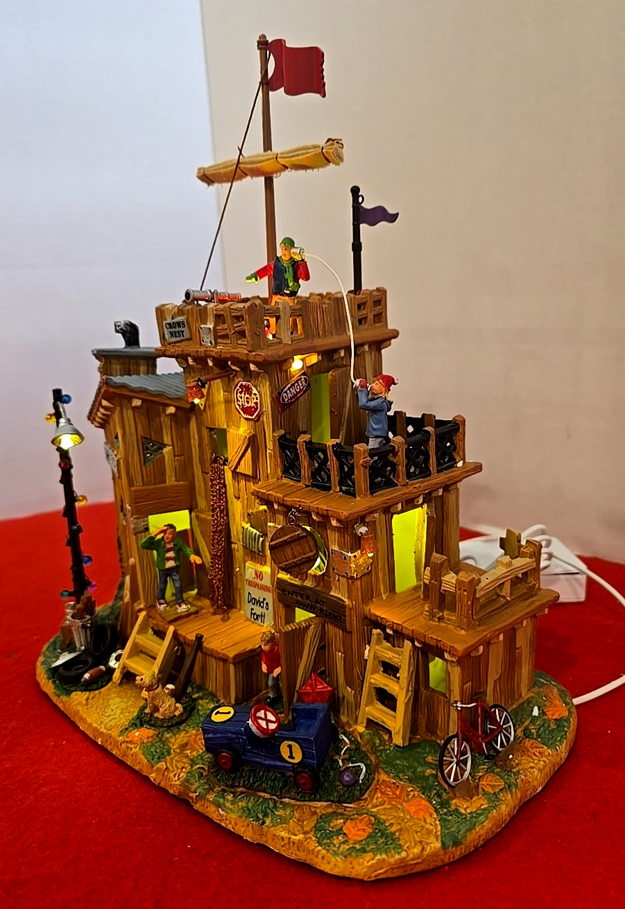 LEMAX DAVID’S FORT-LIGHTED HOLIDAY VILLAGE RETIRED MINT MINT COND. SEE PICS.