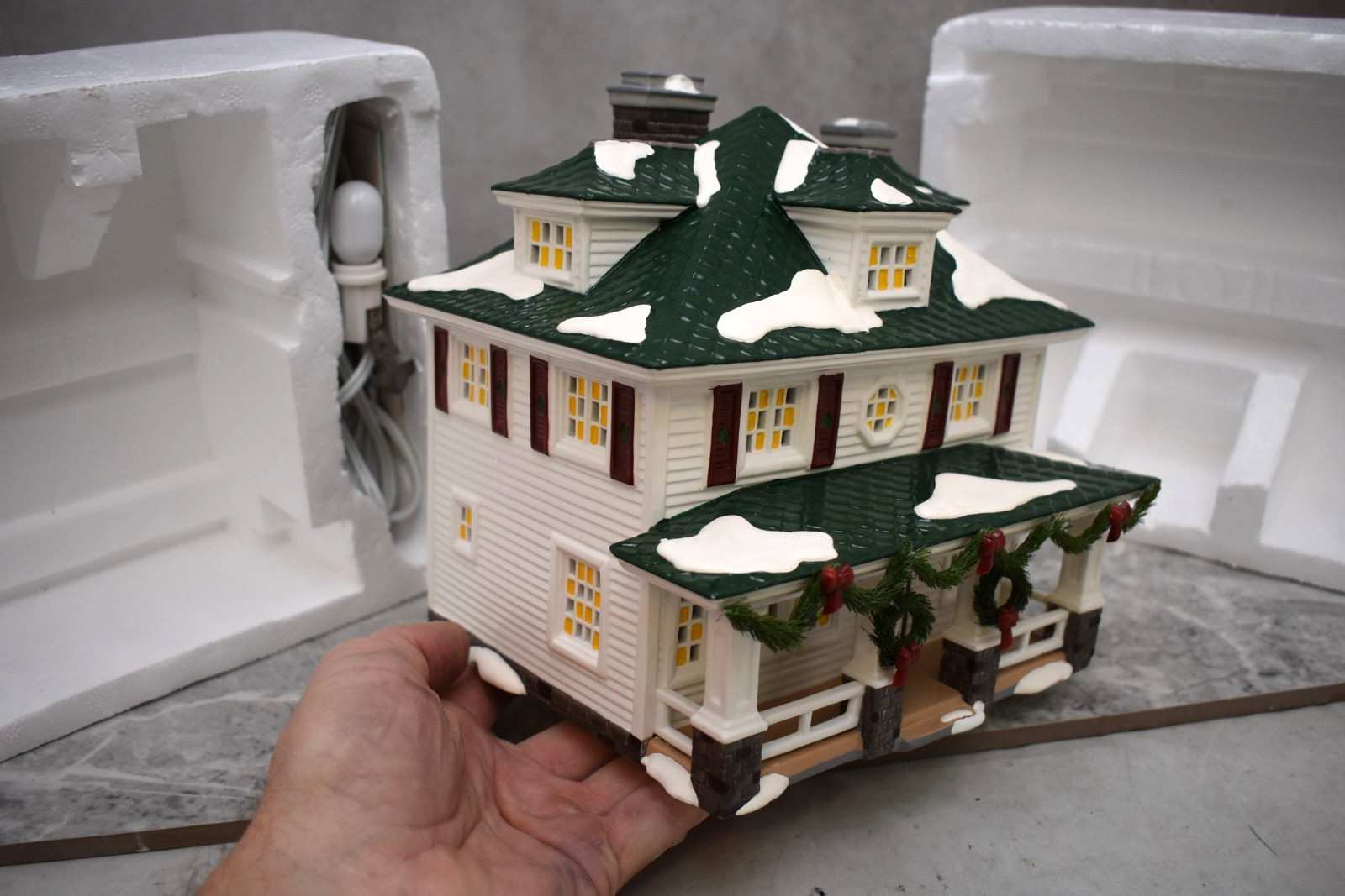 Christmas Snow Village ‘Crosby House’ Unused, Comes with Light (CA17) chalice co