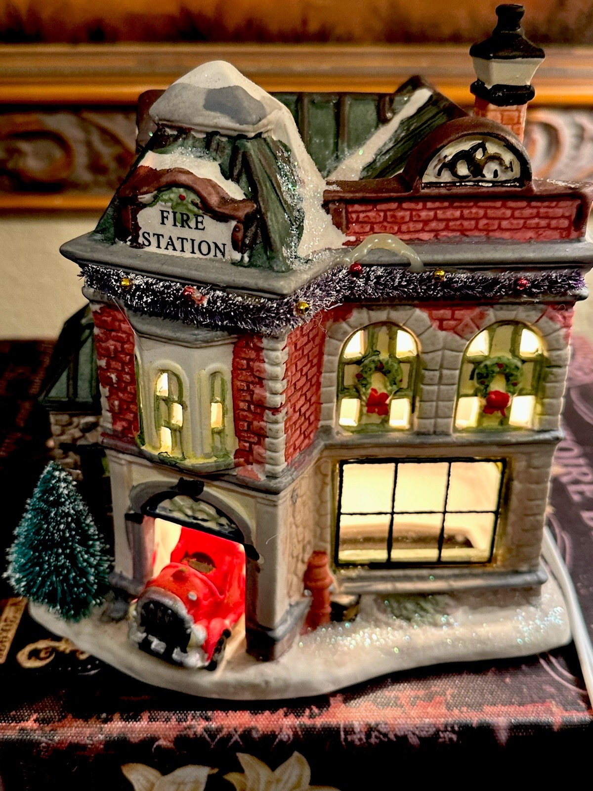 WINTER VALLEY-Lighted FIRESTATION/Christmas House-NEW/NIB-Porcelain-Quality-NICE
