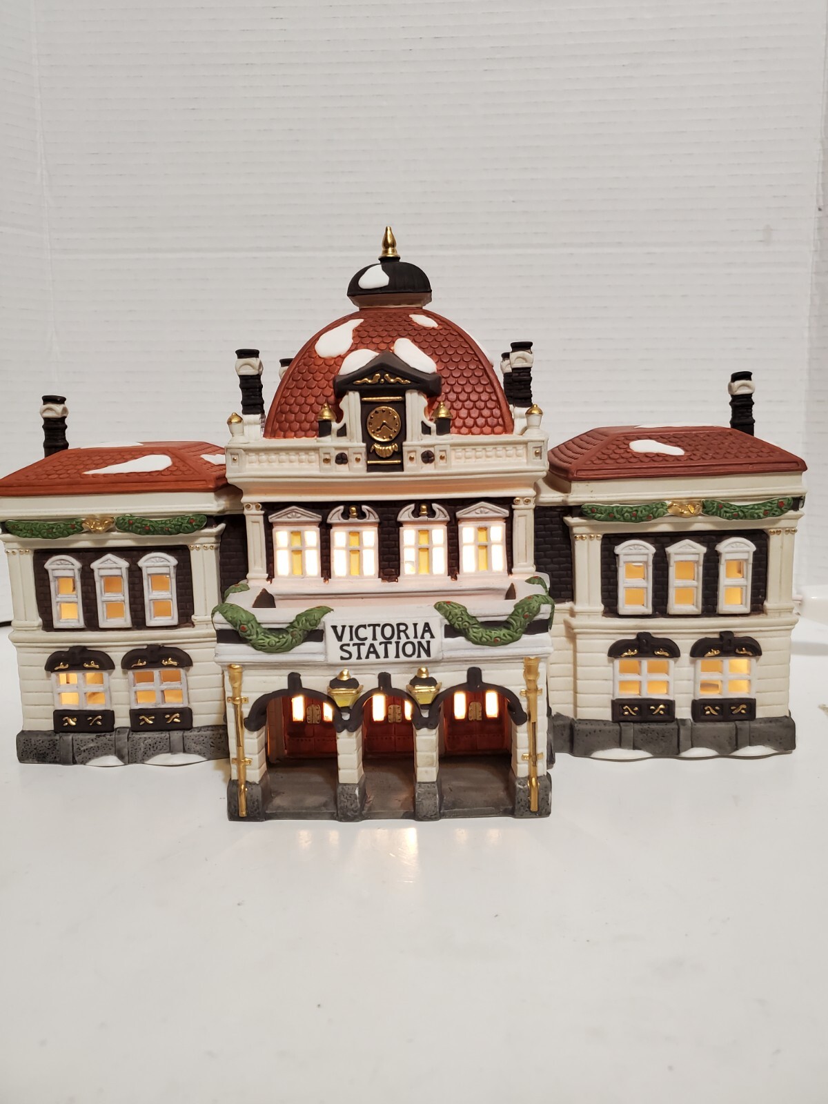 DEPARTMENT 56 Heritage Village Dickens Village Series “Victoria Station” RET$140