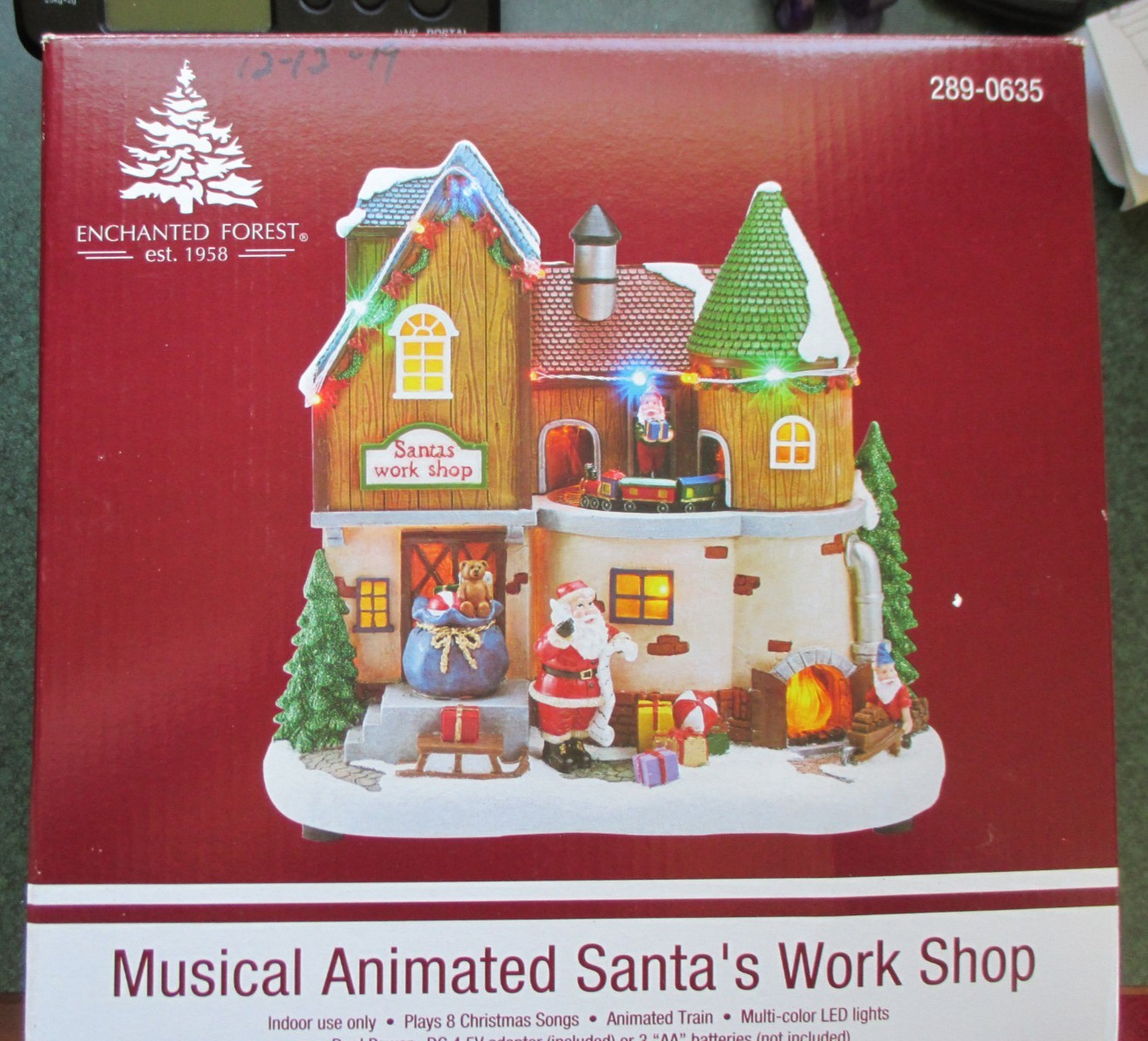 Enchanted Forest™ Musical Animated Santa’s Work Shop 289-0635 – LED – 8 songs