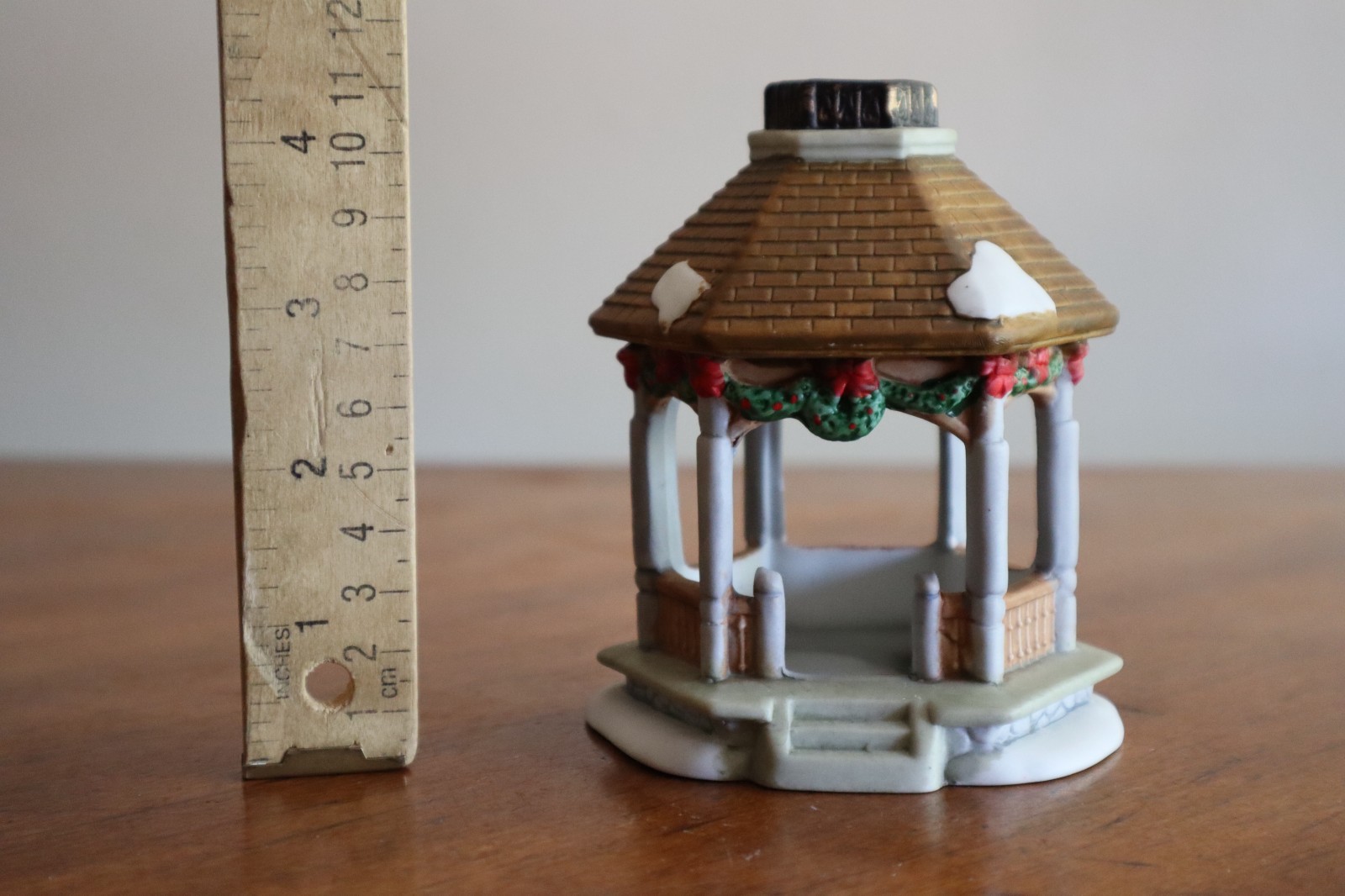 Christmas Village Figurine Snow Covered Gazebo Red Bows Wreath 4.5″ Tealight?