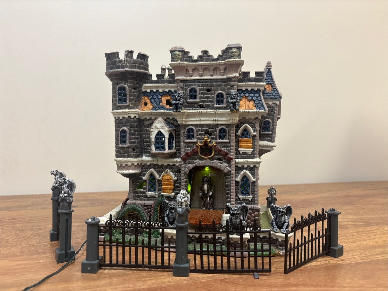 LEMAX Spooky Town Halloween Castle on Spooky Hill Lights & Sound 2002 Read