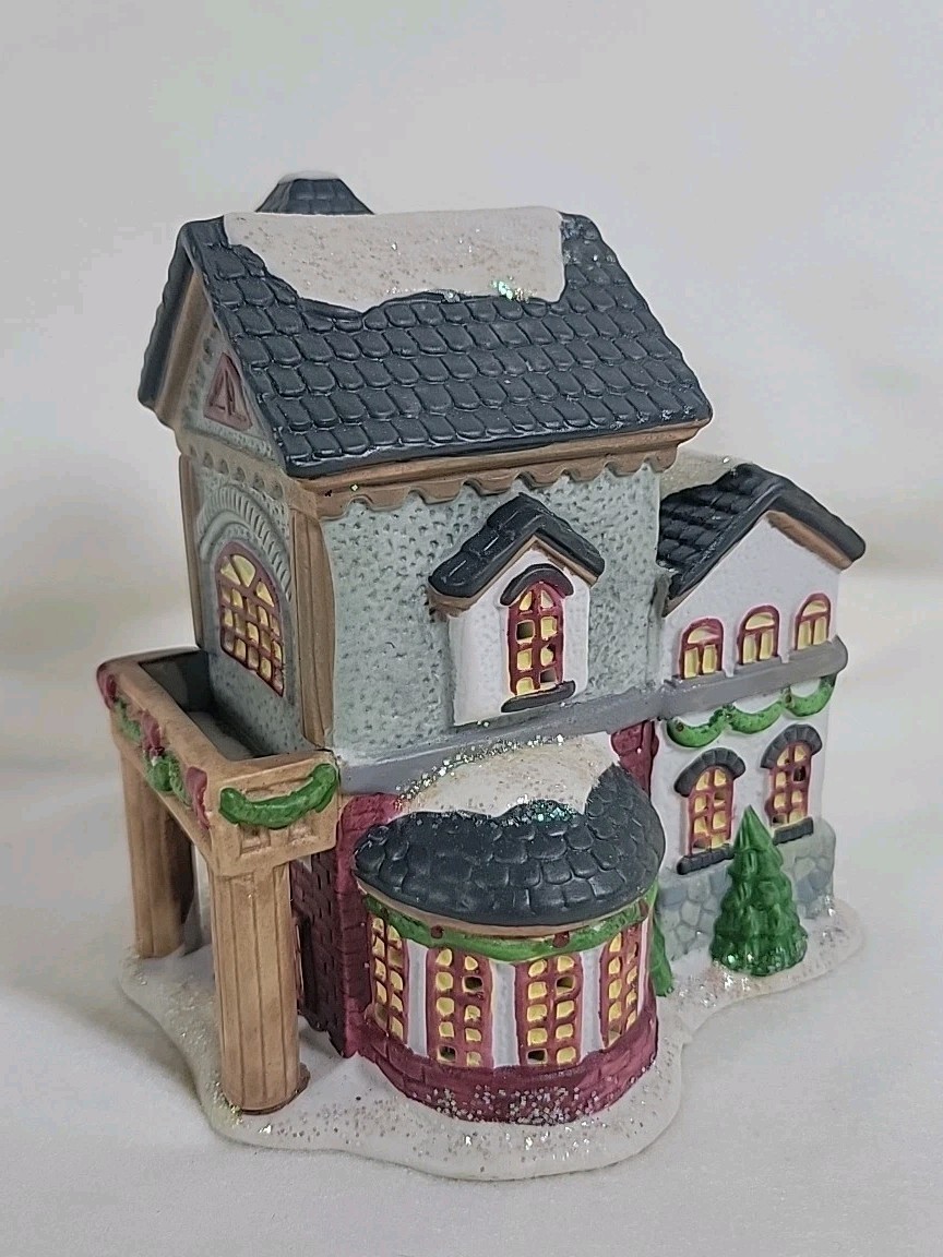 Trim A Home Bayberry Village House Court House 1999 w/box no light