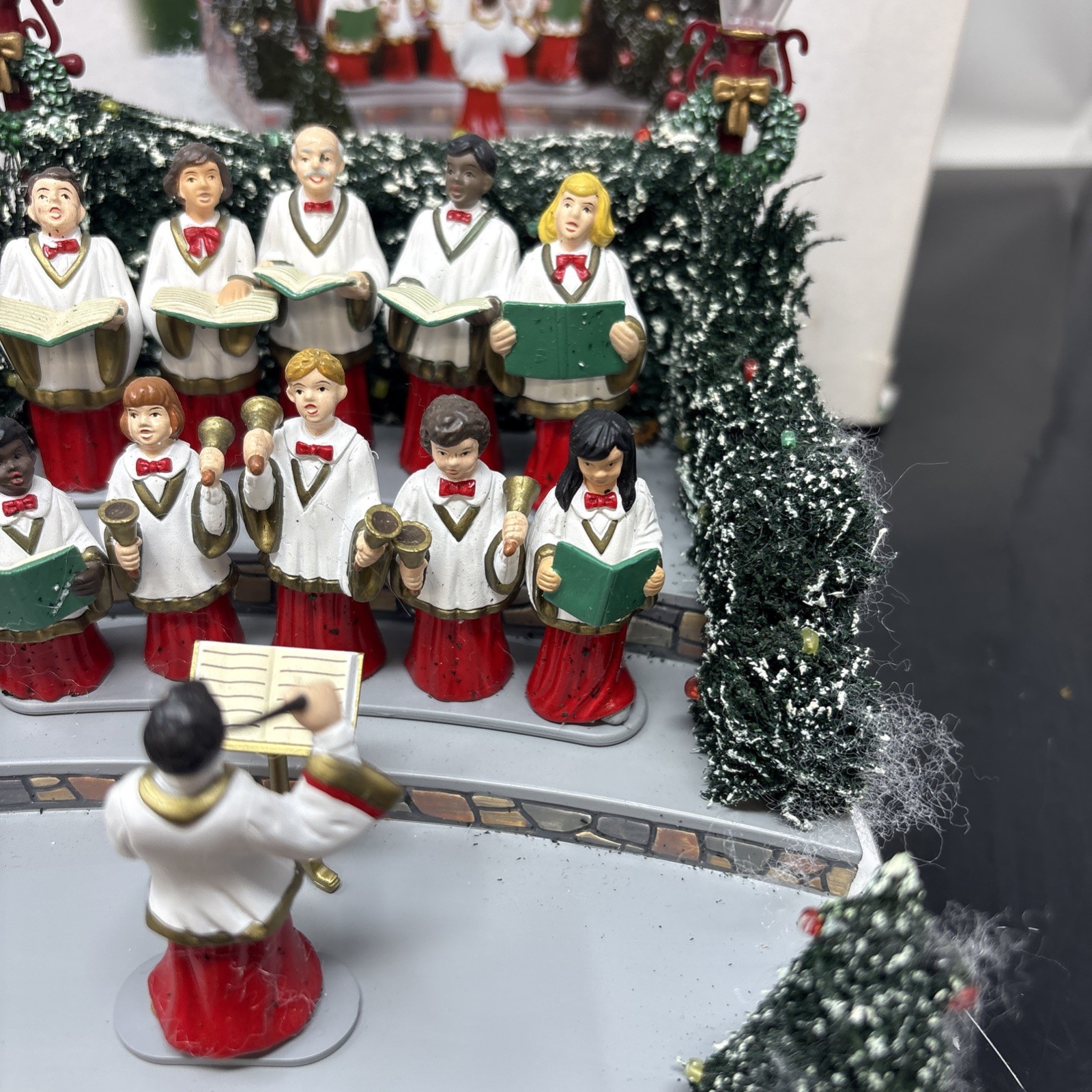 Dept 56 56.52505 Village Animated “Holiday Singers” (no Cord)