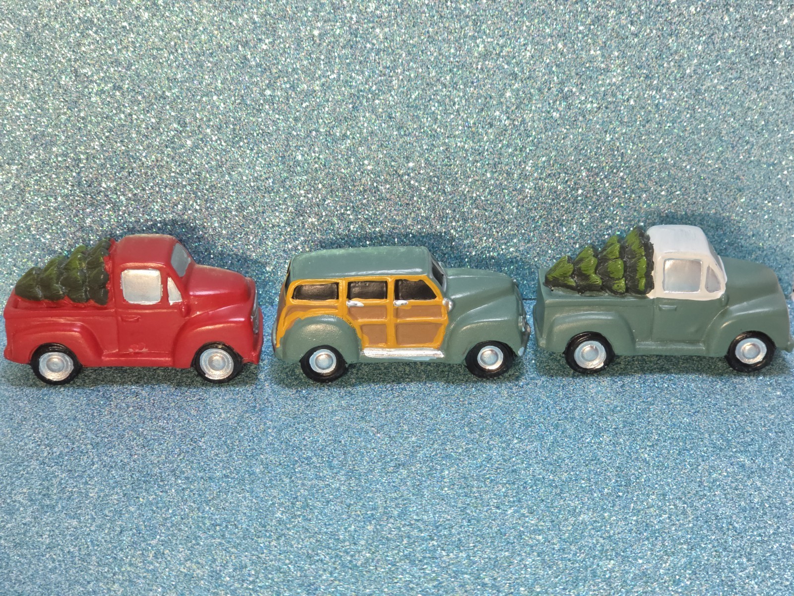 Christmas Village Car Truck Assessory Pieces Lot Of 3 Resin 3″ Holiday Accents