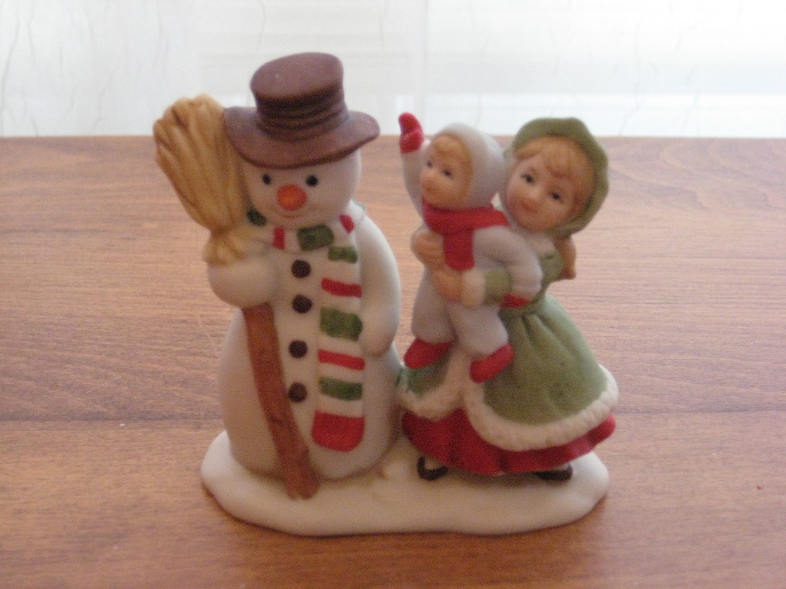 LEFTON COLONIAL VILLAGE SNOWMAN W/ 2 KIDS