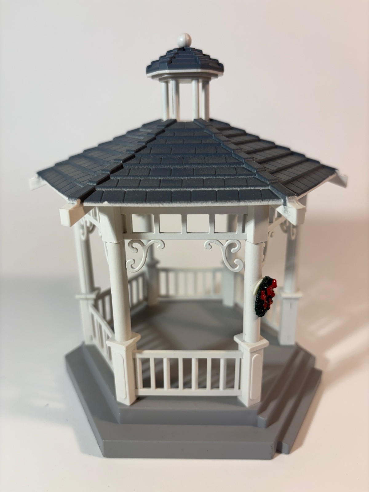 2010 Lemax Village Collection Plastic Gazebo With Decorations 04160