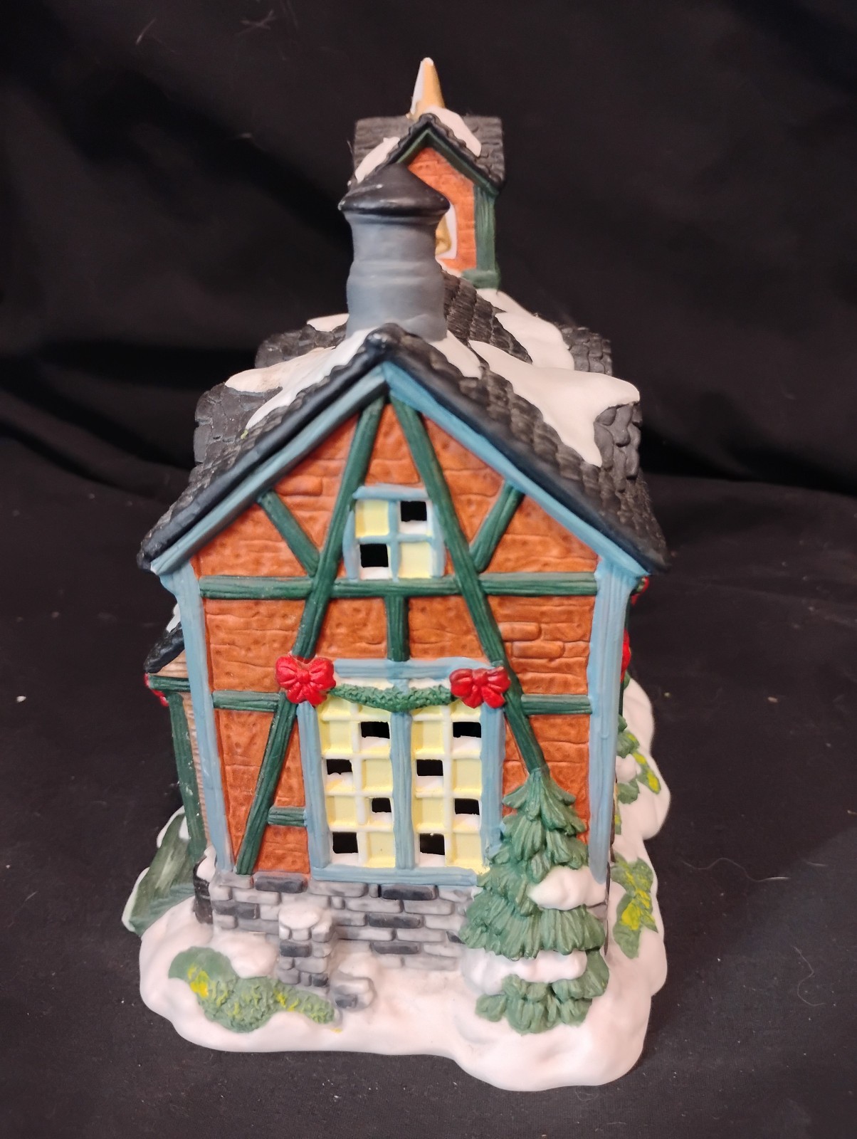 Grandeur Noel Ceramic Christmas Village Green Lake School No Box W/Light