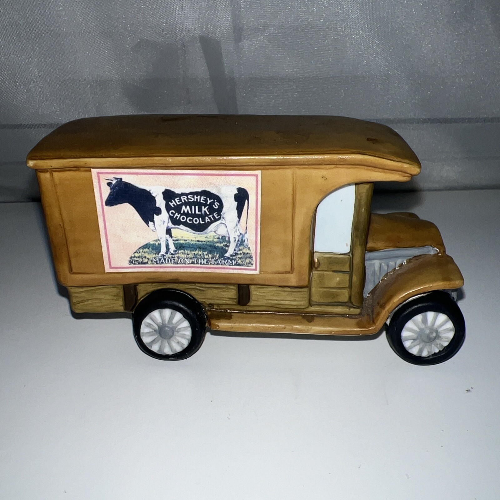 2001 Hershey’s Christmas Holiday Village, Brass Key Porcelain Milk Truck EUC 🎄