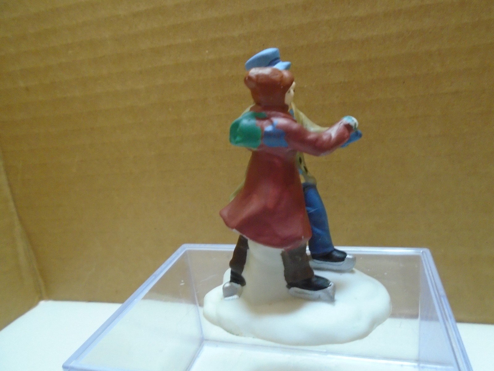 CHRISTMAS VILLAGE MINIATURE MAN & WOMAN ICE SKATING 2.75″ FIGURINE UNBRANDED