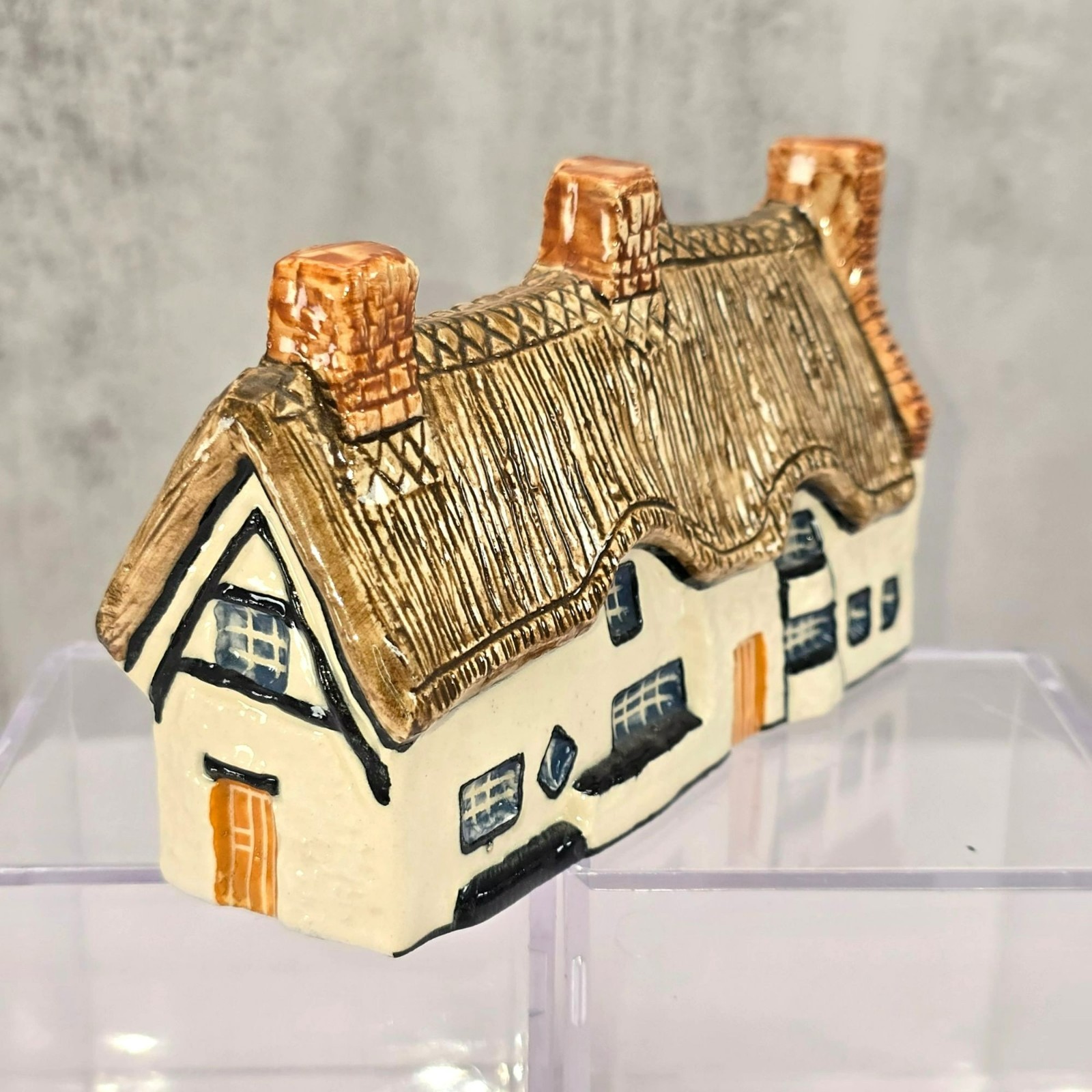 John Putnams Heritage Houses Cruck Cottages Collectible Figurine VL5131