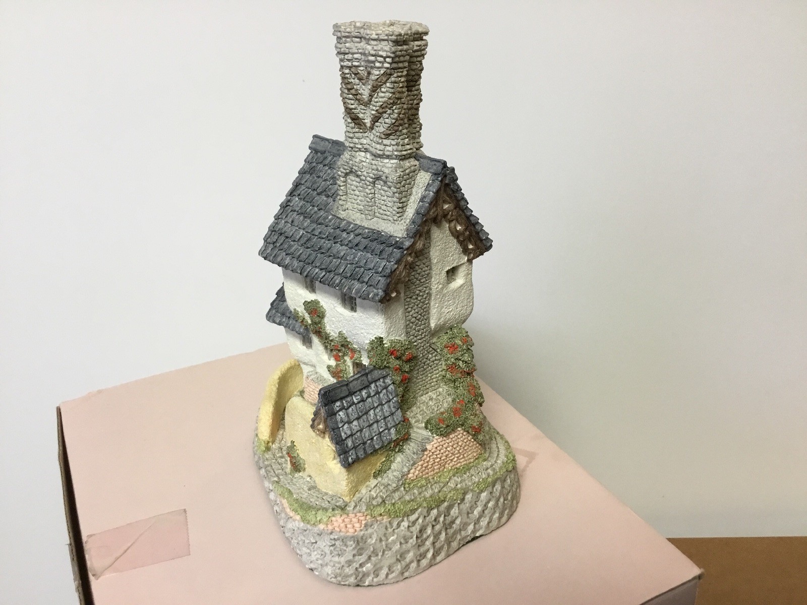 David Winter 1984 MASTER MASON (6 1/2″ x 5″) English Structure NIB/COA Dealer