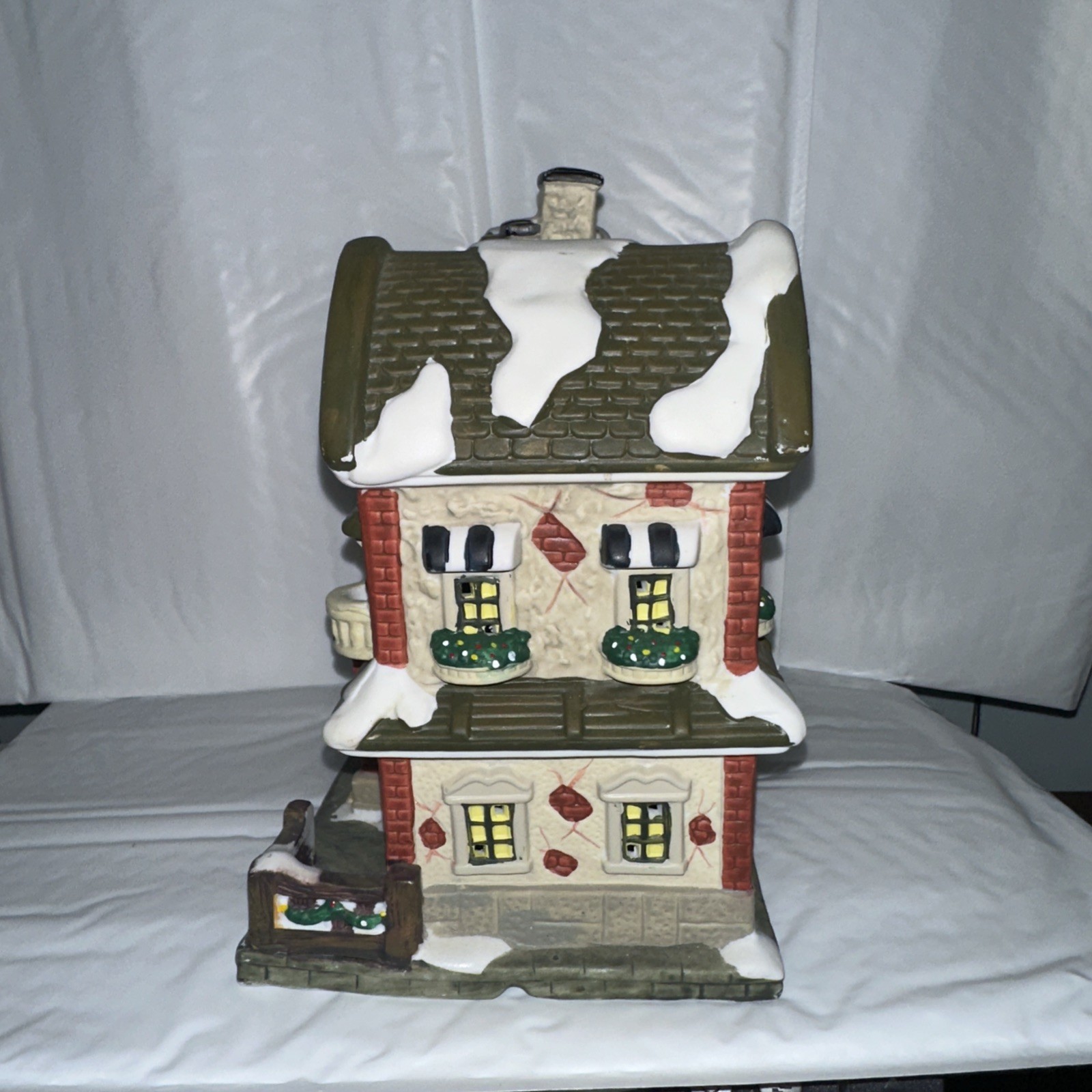 Dept. 56 Vintage Tea Room ’99 Grandeur Noel 6″x8″x9″. No Box