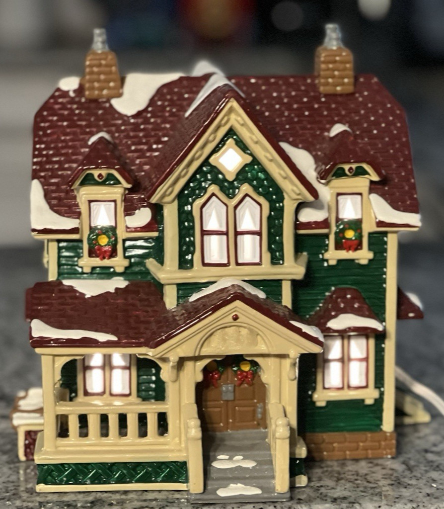 Department 56 Snow Village Hartford House #5426-7 1989-1992 Retired