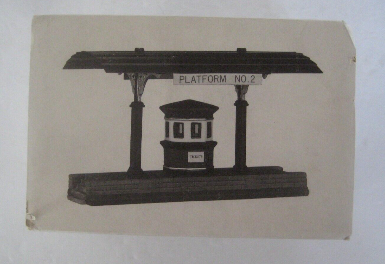 Department 56 VICTORIA STATION TRAIN PLATFORM #5575-1 in box MINT