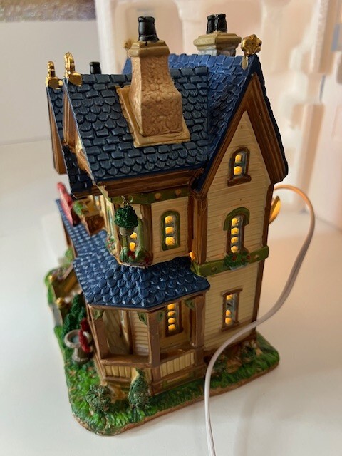 LEMAX Lighted House “Mrs Applegates Bed & Breakfast” NIB